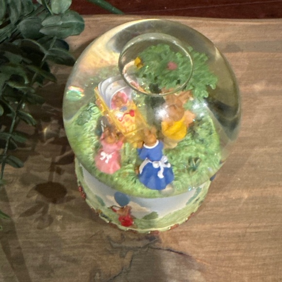 RARE! "2001" ROYAL DOULTON BUNNYKINS "ROCK-A-BYE BABY “ MUSICAL SNOW GLOBE - Picture 3 of 10